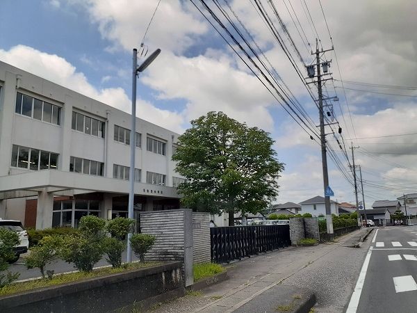 近くの亀山市立亀山東小学校まで450m（徒歩6分）
