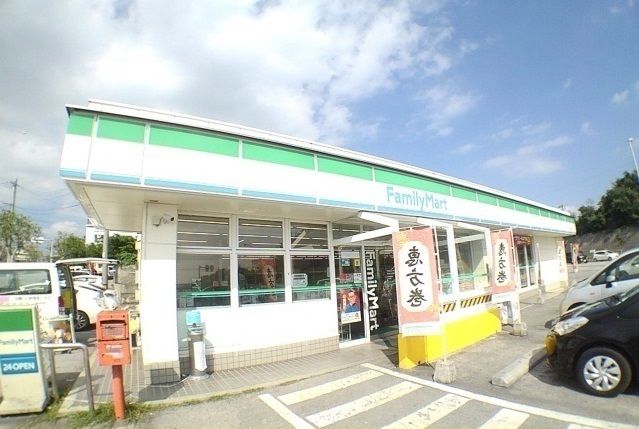 近くのファミリーマート具志川大田店まで450m(徒歩6分)