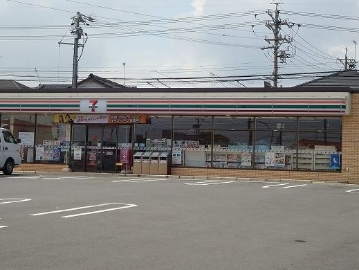 近くのコンビニまで700m（徒歩9分）