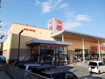 近くのベルク渋川店まで700m（徒歩9分）