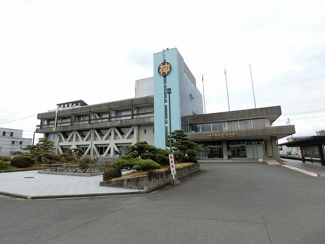 近くの神戸町役場まで800m(徒歩10分)