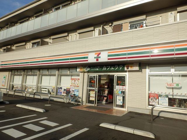 近くのセブンイレブン吉川さくら通り店まで210m（徒歩3分）