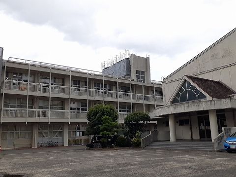 近くの吉野川市立飯尾敷地小学校まで1,000m(徒歩13分)