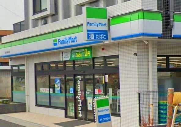 近くのファミリーマート西大宮駅南口店まで170m(徒歩3分)