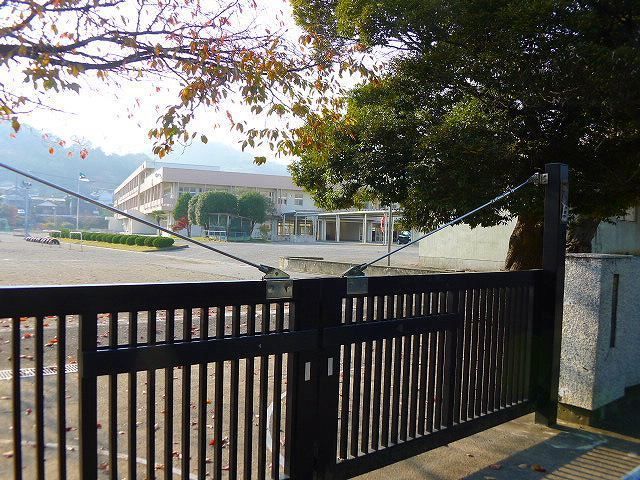 近くの桐生市立広沢小学校まで600m（徒歩8分）