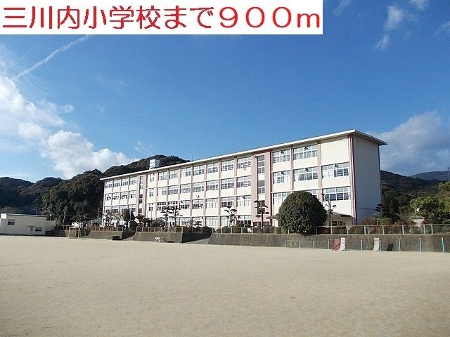 近くの三川内小学校まで900m（徒歩12分）