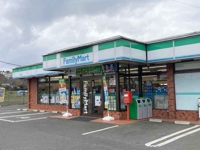 近くのファミリーマート 市貝店まで810m(徒歩11分)