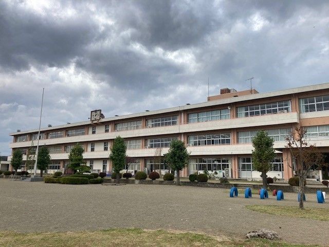 近くの市貝小学校まで1,010m(徒歩13分)