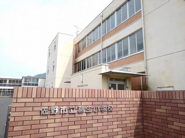 近くの葛生小学校まで1,200m(徒歩15分)