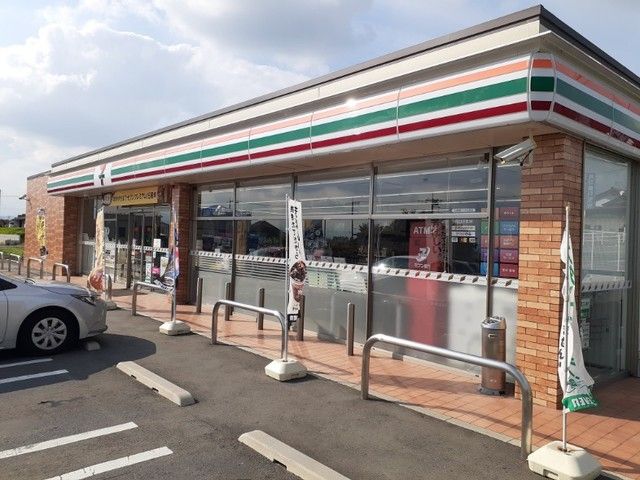 近くのコンビニまで400m（徒歩5分）