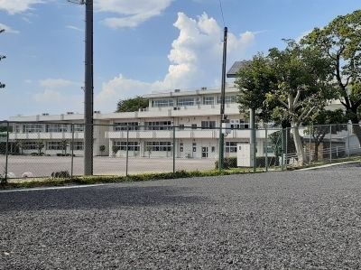 近くの小学校まで400m（徒歩5分）
