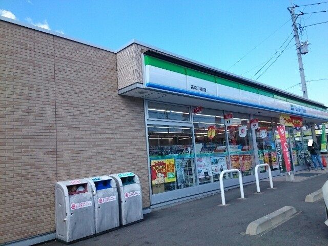 近くのファミリーマート江木町店まで400m（徒歩5分）