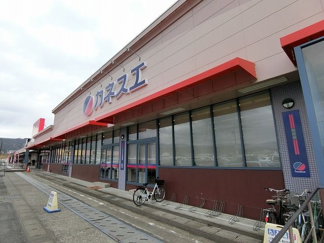 近くのカネスエ昼飯店まで750m（徒歩10分）