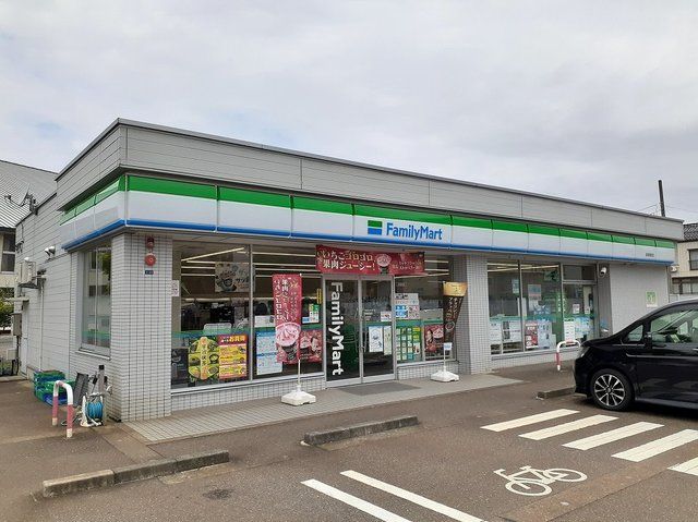 近くのファミリーマートまで350m(徒歩5分)