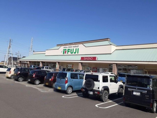 近くのフジ本郷店まで790m（徒歩10分）