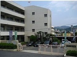 近くの八幡小学校まで280m(徒歩4分)