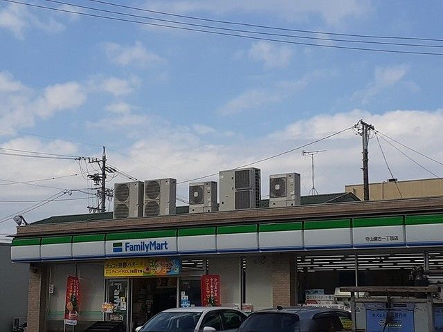 近くのファミリーマートまで650m（徒歩9分）