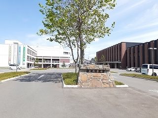 近くの士別市役所まで2,400m（徒歩30分）