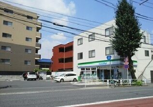 近くのファミリーマートまで320m（徒歩4分）
