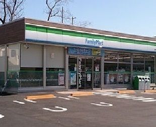 近くのファミリーマートまで300m（徒歩4分）