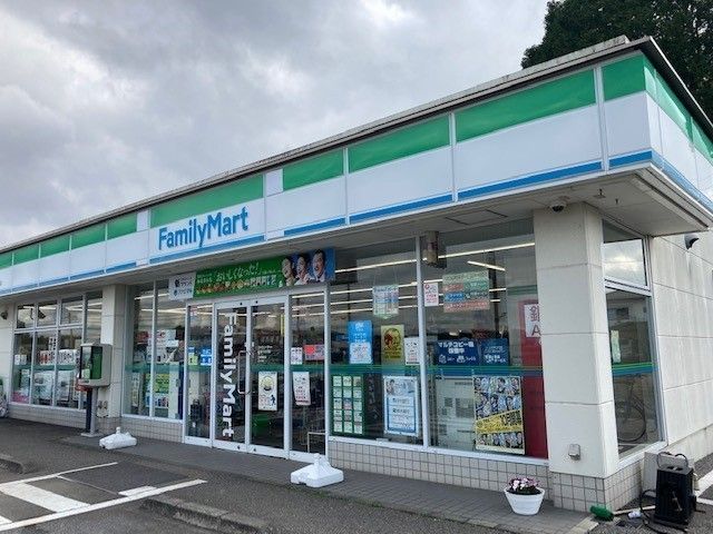近くのファミリーマート 市貝下赤羽店まで1,300m(徒歩17分)