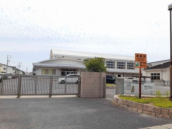 近くの旭が丘小学校まで881m（徒歩12分）
