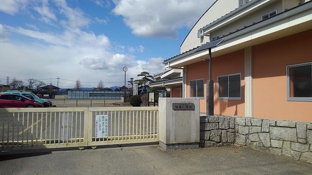 近くの小美玉市立羽鳥小学校まで950m（徒歩12分）