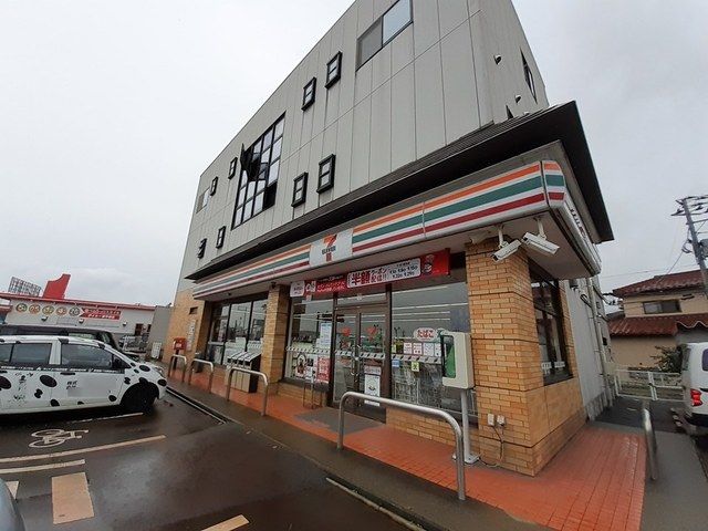 近くのセブンイレブン新潟泰平橋店まで1,100m（徒歩14分）