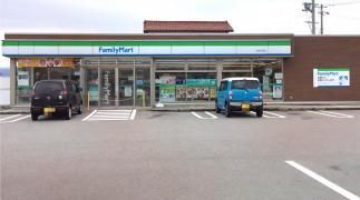 近くのファミリーマートまで450m（徒歩6分）