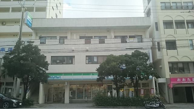 近くのファミリーマート那覇高校前店まで500m（徒歩7分）