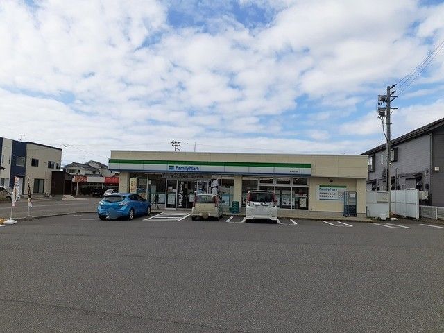 近くのファミリーマート新津荻川店まで150m（徒歩2分）