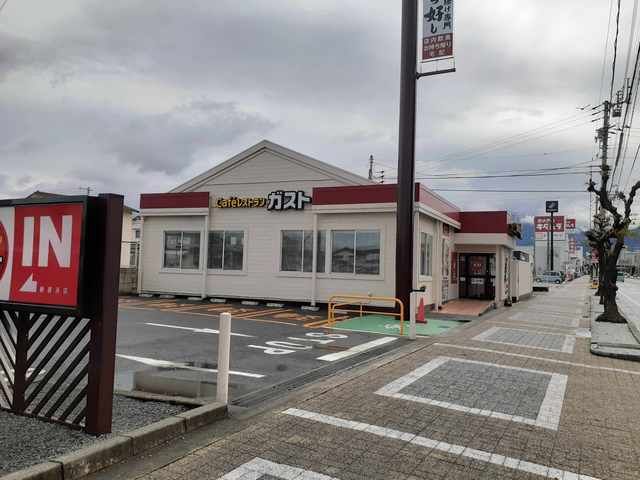 近くのガスト新居浜店様まで400m(徒歩5分)