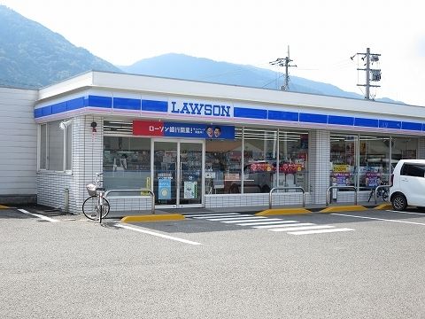近くのローソンさんまで1,000m（徒歩13分）