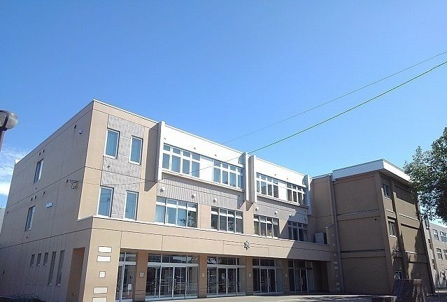 近くの南線小学校まで300m（徒歩4分）