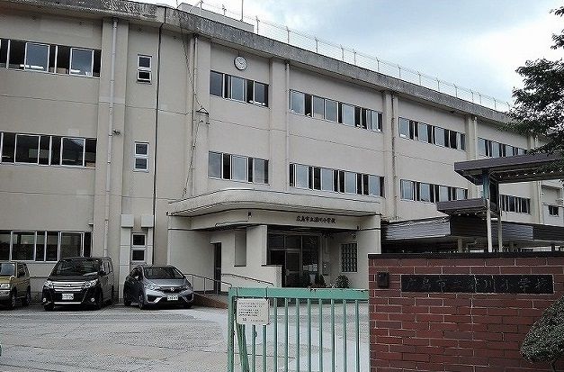 近くの深川小学校まで550m（徒歩7分）