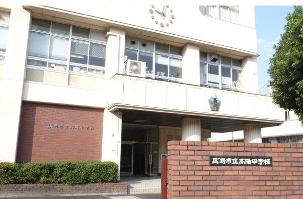 近くの高陽中学校まで1,000m（徒歩13分）