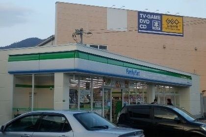 近くのファミリーマートまで290m（徒歩4分）