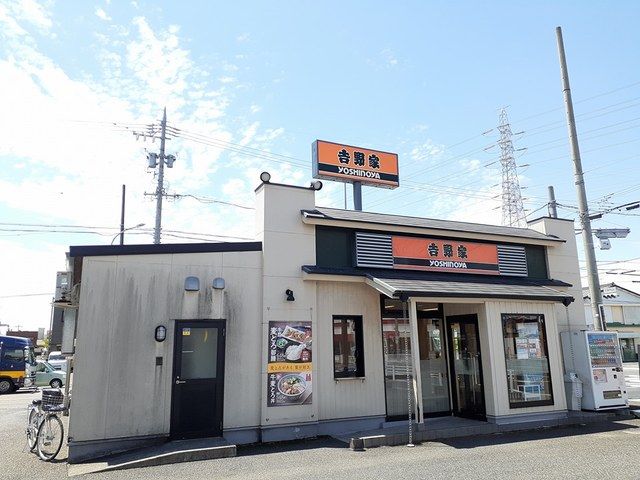 近くの吉野家 岩倉店まで300m(徒歩4分)