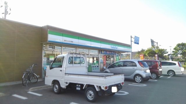 近くのファミリーマートまで450m（徒歩6分）