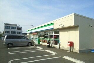 近くのファミリーマート高松仏生山北店まで450m（徒歩6分）