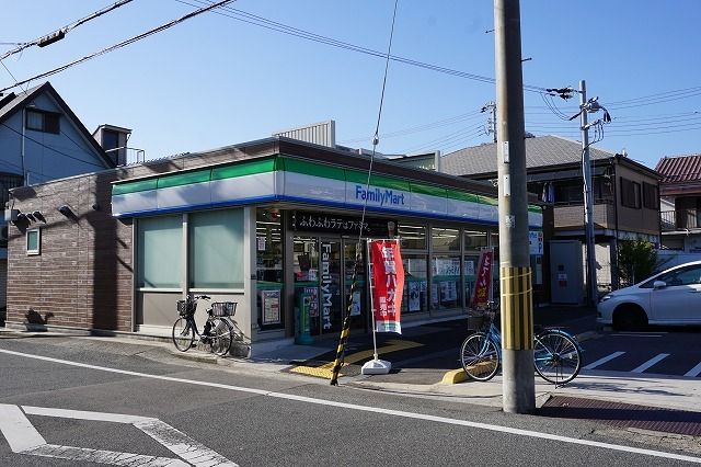 近くのファミリーマート長田久保町店まで500m（徒歩7分）