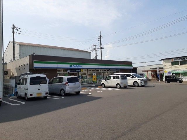 近くのファミリーマート川之江上分店様まで700m(徒歩9分)
