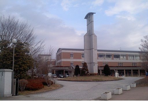 近くの梁川中学校まで550m（徒歩7分）
