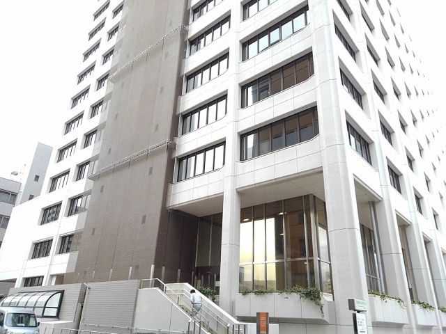 近くの四日市市市役所まで400m(徒歩5分)