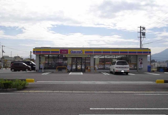 近くのミニストップ綾南町店さんまで900m（徒歩12分）