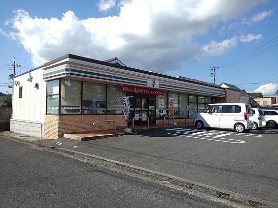 近くのコンビニまで300m（徒歩4分）