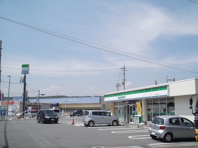近くのファミリーマート三木末広店まで450m(徒歩6分)