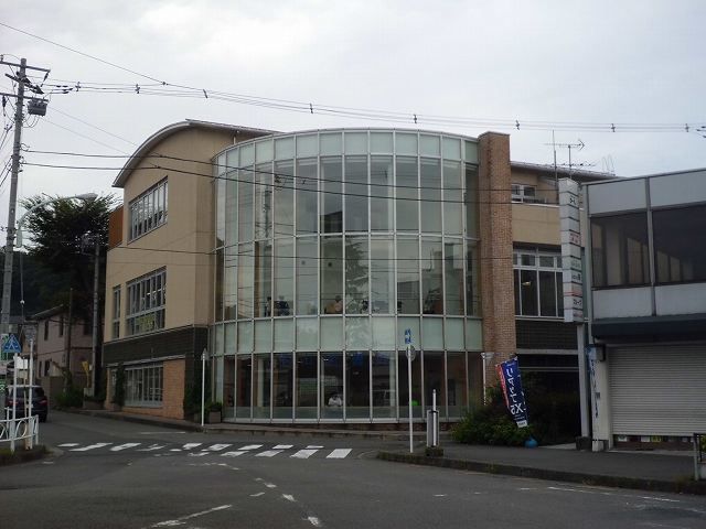 近くの平山図書館まで800m（徒歩10分）
