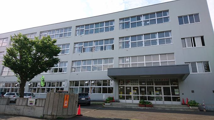 近くの札幌市立元町北小学校まで700m（徒歩9分）