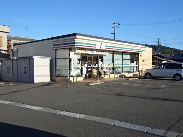 近くのコンビニまで240m（徒歩3分）